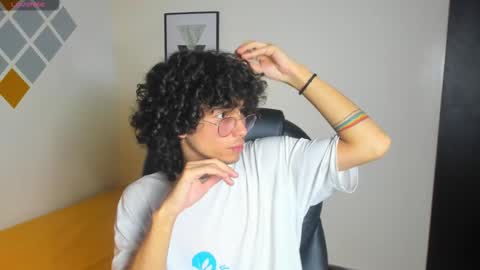 andres_ocasio online show from October 2, 2025, 3:02 am