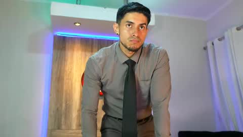 Snapshot of andrew_elliot chatting on February 22, 2025, 2:06 am Andrew online show from February 22, 2025, 2:06 am