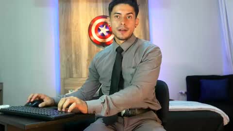 Snapshot of andrew_elliot chatting on March 9, 2025, 2:50 am Andrew online show from March 9, 2025, 2:50 am