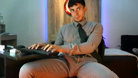 Snapshot of andrew_elliot chatting on October 10, 2025, 2:43 am Andrew online show from October 10, 2025, 2:43 am