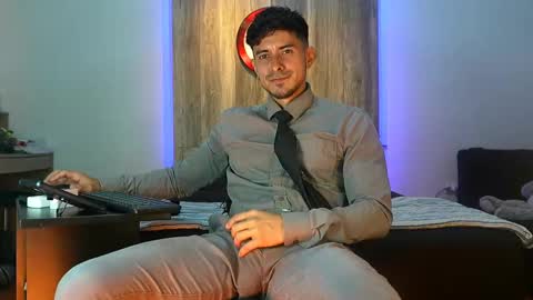 Snapshot of andrew_elliot chatting on October 31, 2025, 3:07 am Andrew online show from October 31, 2025, 3:07 am