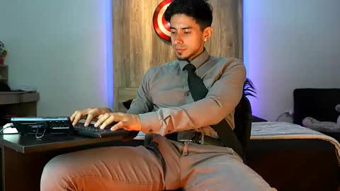 Snapshot of andrew_elliot chatting on November 13, 2025, 3:27 am Andrew online show from November 13, 2025, 3:27 am