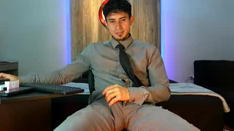 Snapshot of andrew_elliot chatting on November 14, 2025, 2:10 am Andrew online show from November 14, 2025, 2:10 am