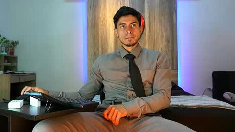 Snapshot of andrew_elliot chatting on November 18, 2025, 4:28 am Andrew online show from November 18, 2025, 4:28 am