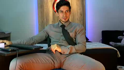 Snapshot of andrew_elliot chatting on November 28, 2025, 3:31 am Andrew online show from November 28, 2025, 3:31 am