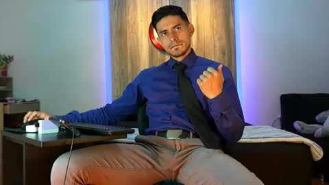 Snapshot of andrew_elliot chatting on December 4, 2025, 2:43 am Andrew online show from December 4, 2025, 2:43 am