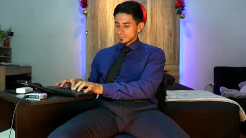 Snapshot of andrew_elliot chatting on December 16, 2025, 2:05 am Andrew online show from December 16, 2025, 2:05 am