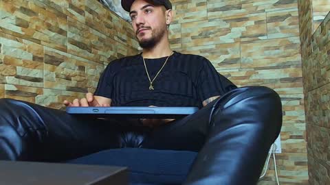 Snapshot of andrewbanner chatting on December 8, 2024, 7:47 am MasterRomania online show from December 8, 2024, 7:47 am