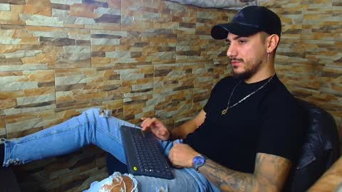 Snapshot of andrewbanner chatting on December 10, 2024, 7:58 am MasterRomania online show from December 10, 2024, 7:58 am