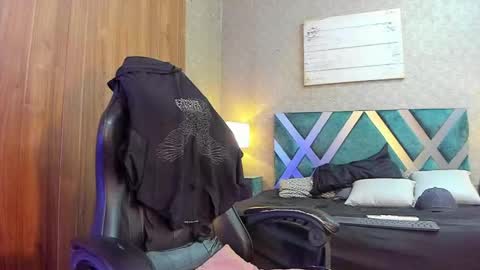 AndreW White online show from December 4, 2024, 8:07 pm