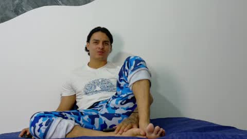 Snapshot of andyhot__ chatting on May 4, 2026, 12:01 pm andyhot__ online show from May 4, 2026, 12:01 pm