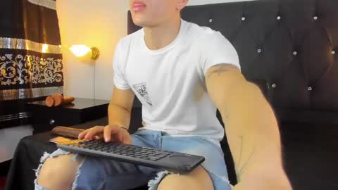Snapshot of angel_cuervo chatting on February 15, 2025, 12:43 pm Angel Cuervo online show from February 15, 2025, 12:43 pm