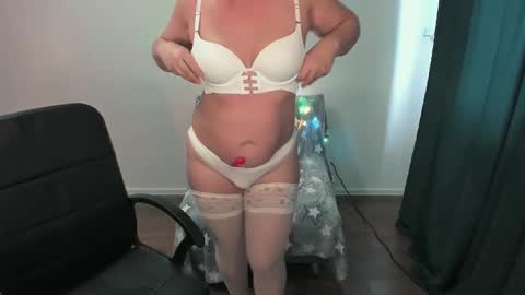 Snapshot of angelaroberti2 chatting on January 17, 2026, 11:15 am glow online show from January 17, 2026, 11:15 am