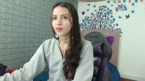 angelaturizo_ online show from November 5, 2025, 6:57 am