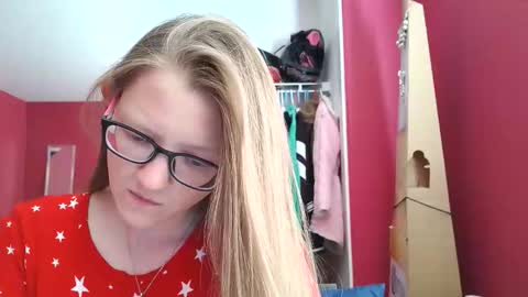 Snapshot of angelicangel3 chatting on December 4, 2025, 10:40 pm AngelicAngel online show from December 4, 2025, 10:40 pm