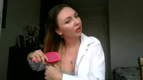 angelinalove28 online show from November 4, 2025, 7:51 am