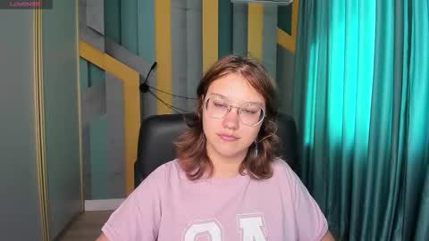 Snapshot of angelinalow chatting on September 15, 2025, 11:21 am AngelinaLow online show from September 15, 2025, 11:21 am