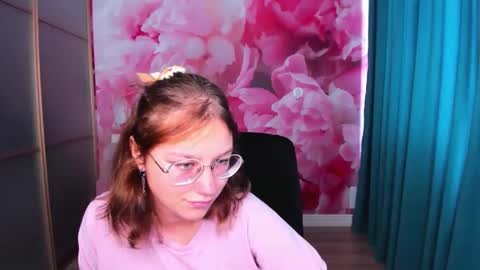 Snapshot of angelinalow chatting on September 16, 2025, 11:33 am AngelinaLow online show from September 16, 2025, 11:33 am