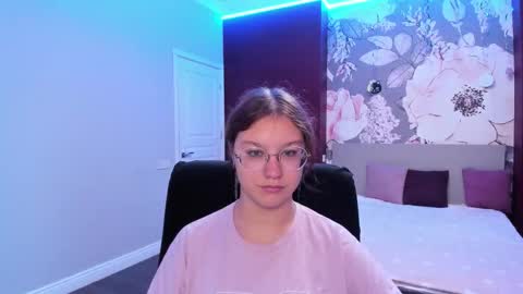 Snapshot of angelinalow chatting on September 17, 2025, 11:23 am AngelinaLow online show from September 17, 2025, 11:23 am