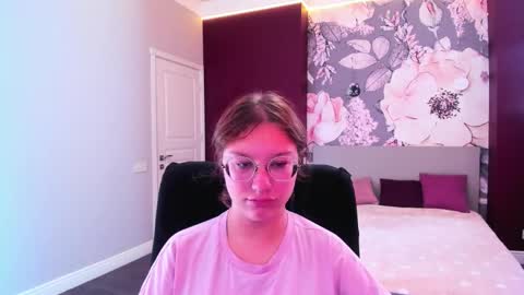 Snapshot of angelinalow chatting on September 18, 2025, 11:23 am AngelinaLow online show from September 18, 2025, 11:23 am