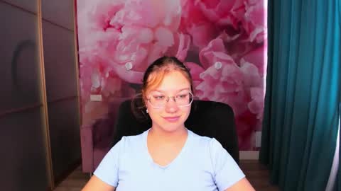 Snapshot of angelinalow chatting on September 21, 2025, 11:23 am AngelinaLow online show from September 21, 2025, 11:23 am