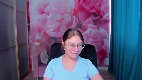 Snapshot of angelinalow chatting on September 23, 2025, 11:24 am AngelinaLow online show from September 23, 2025, 11:24 am
