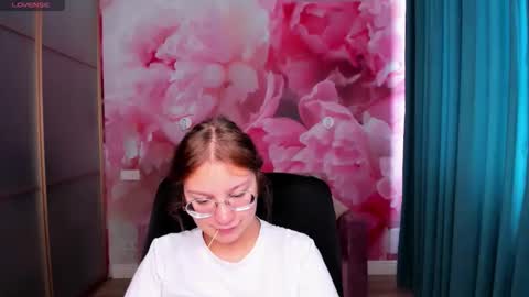 Snapshot of angelinalow chatting on September 28, 2025, 11:26 am AngelinaLow online show from September 28, 2025, 11:26 am