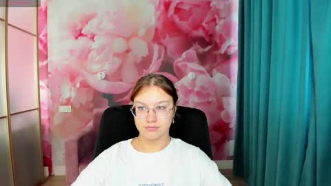 Snapshot of angelinalow chatting on September 29, 2025, 11:26 am AngelinaLow online show from September 29, 2025, 11:26 am