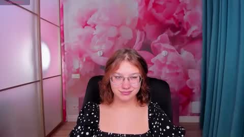 Snapshot of angelinalow chatting on October 8, 2025, 11:30 am AngelinaLow online show from October 8, 2025, 11:30 am