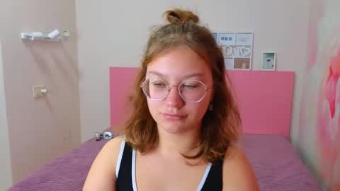 Snapshot of angelinalow chatting on October 14, 2025, 11:22 am AngelinaLow online show from October 14, 2025, 11:22 am