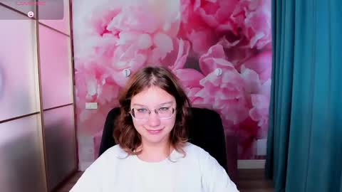 Snapshot of angelinalow chatting on October 18, 2025, 6:05 am AngelinaLow online show from October 18, 2025, 6:05 am