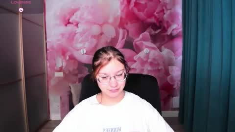 Snapshot of angelinalow chatting on October 19, 2025, 5:30 am AngelinaLow online show from October 19, 2025, 5:30 am