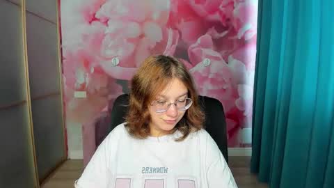 Snapshot of angelinalow chatting on October 20, 2025, 11:21 am AngelinaLow online show from October 20, 2025, 11:21 am