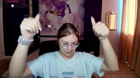 Snapshot of angelinalow chatting on October 21, 2025, 11:33 am AngelinaLow online show from October 21, 2025, 11:33 am