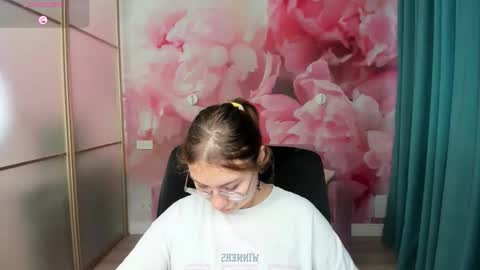 Snapshot of angelinalow chatting on October 27, 2025, 12:31 pm AngelinaLow online show from October 27, 2025, 12:31 pm