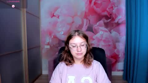 Snapshot of angelinalow chatting on November 3, 2025, 12:28 pm AngelinaLow online show from November 3, 2025, 12:28 pm