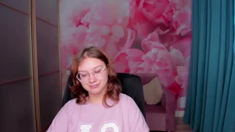 Snapshot of angelinalow chatting on November 4, 2025, 12:26 pm AngelinaLow online show from November 4, 2025, 12:26 pm