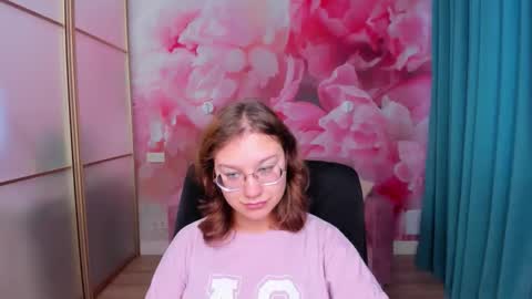 Snapshot of angelinalow chatting on November 6, 2025, 12:28 pm AngelinaLow online show from November 6, 2025, 12:28 pm