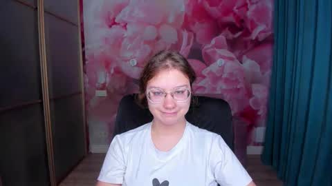 Snapshot of angelinalow chatting on November 9, 2025, 6:33 am AngelinaLow online show from November 9, 2025, 6:33 am