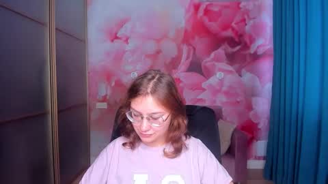 Snapshot of angelinalow chatting on November 18, 2025, 12:31 pm AngelinaLow online show from November 18, 2025, 12:31 pm