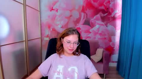 Snapshot of angelinalow chatting on November 21, 2025, 12:59 pm AngelinaLow online show from November 21, 2025, 12:59 pm