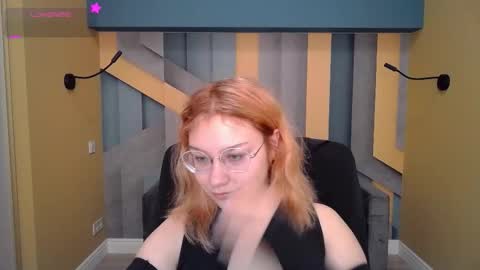 Snapshot of angelinalow chatting on December 1, 2025, 12:21 pm AngelinaLow online show from December 1, 2025, 12:21 pm