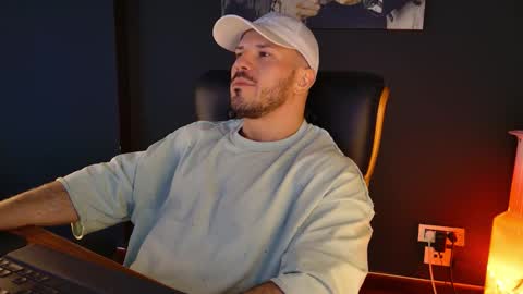 Snapshot of angeloeric chatting on December 19, 2025, 1:29 pm BlackWolf online show from December 19, 2025, 1:29 pm