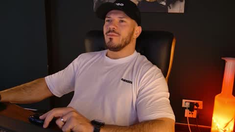 Snapshot of angeloeric chatting on December 21, 2025, 8:21 am BlackWolf online show from December 21, 2025, 8:21 am