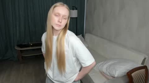 Snapshot of anhedney chatting on April 17, 2026, 7:11 am Violet online show from April 17, 2026, 7:11 am