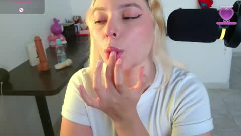 Ania online show from May 28, 2026, 9:45 pm