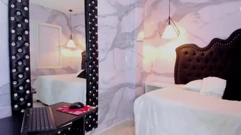 Ana  online show from November 10, 2025, 12:48 pm