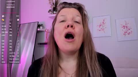 Snapshot of anna_bones chatting on September 17, 2025, 5:53 am Anna online show from September 17, 2025, 5:53 am