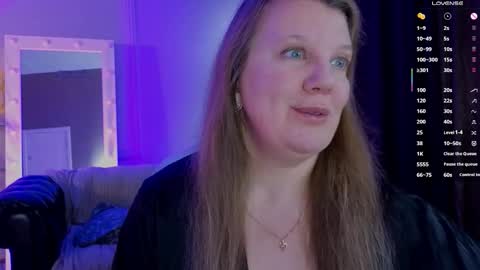 Snapshot of anna_bones chatting on September 18, 2025, 10:06 am Anna online show from September 18, 2025, 10:06 am