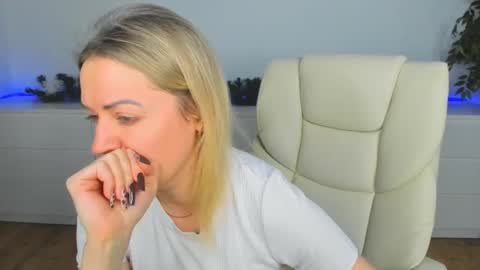 Snapshot of anna_snow9 chatting on December 15, 2025, 7:07 pm anna_snow9 online show from December 15, 2025, 7:07 pm